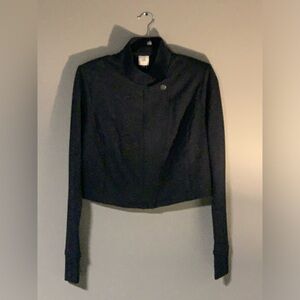 Cabi true navy waist length jacket. Zip front. Stand up collar. Details!